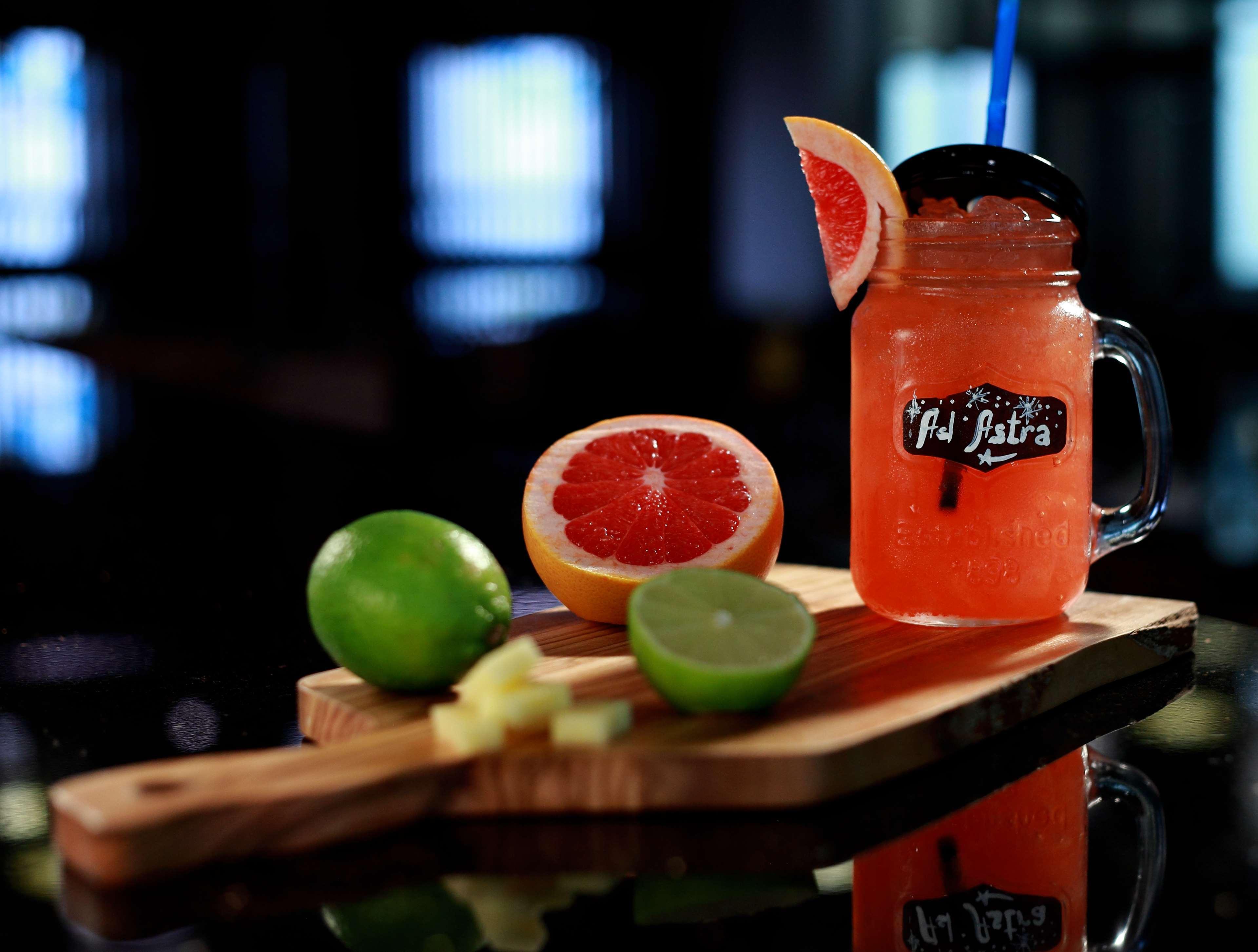 Radisson Blu Hotel Yerevan Exterior photo A grapefruit Paloma